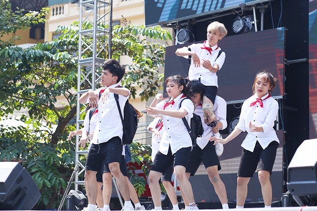 Á hậu Phương Nga tiếp sức tân sinh viên tại Ngày hội tuổi trẻ 2018 - 10
Nhóm nhảy mang tên Khét Crew trình diễn kĩ thuật chồng người điêu luyện