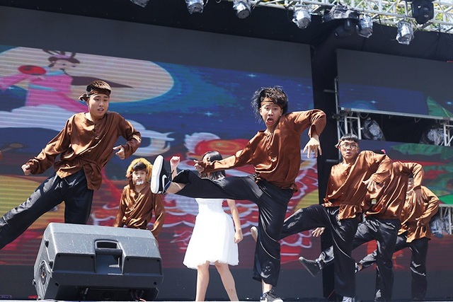 Á hậu Phương Nga tiếp sức tân sinh viên tại Ngày hội tuổi trẻ 2018 - 12
Đội thi cuối cùng mang tên Warrior vào vai các chú cuội, chị Hằng, tái hiện không khí của lễ hội Trung thu mới diễn ra cách đây 1 tuần.