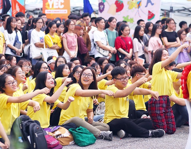 Á hậu Phương Nga tiếp sức tân sinh viên tại Ngày hội tuổi trẻ 2018 - 13
Các khán giả cũng vô cùng sôi động, truyền lửa đến các nghệ sĩ đang thi đấu, biểu diễn trên sân khấu.