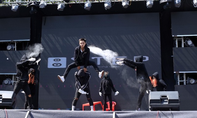 Á hậu Phương Nga tiếp sức tân sinh viên tại Ngày hội tuổi trẻ 2018 - 5
Nhóm nhảy Step Crew đến từ Đại học Mỏ - Địa chất mang tới phong cách hiện đại với nhiều thể loại đa dạng cũng như sức sáng tạo nổi bật.