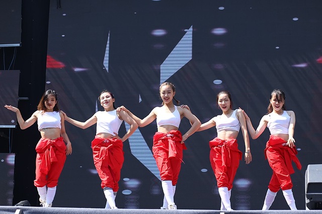 Á hậu Phương Nga tiếp sức tân sinh viên tại Ngày hội tuổi trẻ 2018 - 7
Vẻ đẹp quyến rũ, khỏe khoắn của các dancer nữ tham gia giải đấu