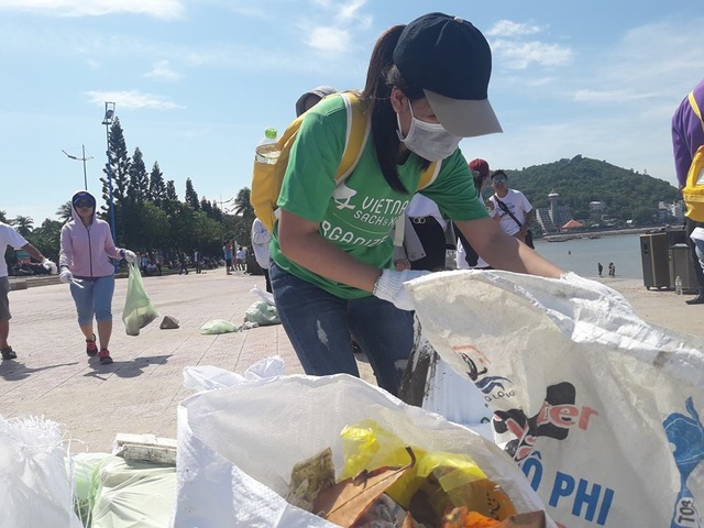Hàng trăm sinh viên, đoàn viên, nhân viên tham gia nhặt rác bờ biển - 2 Hàng trăm sinh viên, đoàn viên, nhân viên tham gia nhặt rác bờ biển - 2