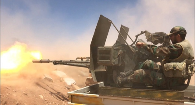 Syria tiêu diệt hang ổ khủng bố cuối cùng ở miền nam - 1 Quân nhân Syria trong một trận chiến đấu (Ảnh: Sputnik)