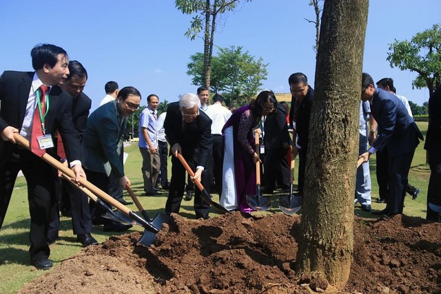 Tổng Bí thư: "Sinh viên tốt nghiệp phải có kỹ năng sáng tạo, hợp tác và tư duy phản biện" - 4
Tổng Bí thư trồng cây lưu niệm tại khu vực Quảng trường sinh viên của Học viện.