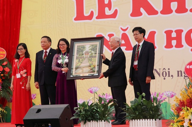 Tổng Bí thư: "Sinh viên tốt nghiệp phải có kỹ năng sáng tạo, hợp tác và tư duy phản biện" - 2 Tổng Bí thư Nguyễn Phú Trọng tặng tranh Khuê Văn Các cho Học viện Nông nghiệp Việt Nam.