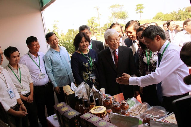 Tổng Bí thư: "Sinh viên tốt nghiệp phải có kỹ năng sáng tạo, hợp tác và tư duy phản biện" - 6 Tổng Bí thư tham quan Khu trưng bày các sản phẩm nông nghiệp công nghệ cao.