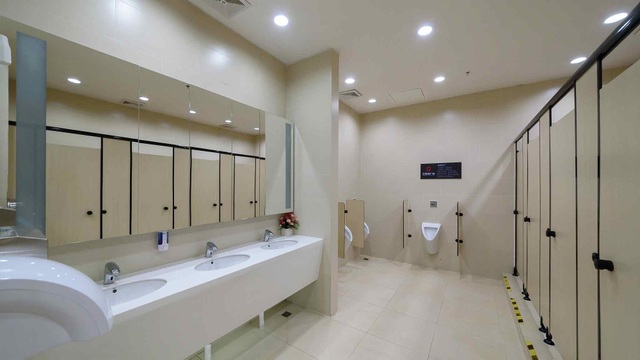 Hóa ra vật dụng quen thuộc này ở sân bay lại là ổ vi khuẩn dễ lây bệnh - 3 Du khách được khuyến cáo nên vào nhà vệ sinh rửa sạch tay sau khi đi qua cổng kiểm soát an ninh, tránh tình trạng bị lây lan bệnh tật