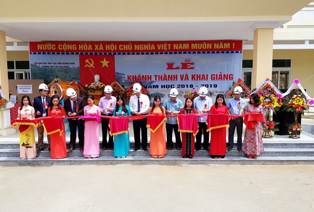 Quảng Nam: Khánh thành trường THPT ở vùng biên giới, sẵn sàng cho năm học mới - 1 Cắt băng khánh thành trường THPT Võ Chí Công ở vùng biên giới huyện Tây Giang, Quảng Nam