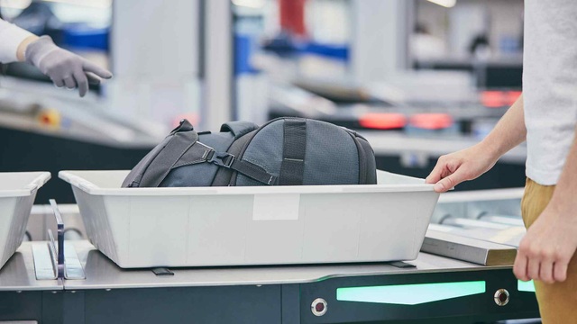 Hóa ra vật dụng quen thuộc này ở sân bay lại là ổ vi khuẩn dễ lây bệnh - 2 Khay nhựa chứa hành lý tại quầy kiểm soát an ninh được coi là ổ vi khuẩn chứa nguồn lây lan bệnh lớn