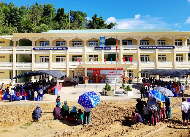 Quảng Nam: Khánh thành trường THPT ở vùng biên giới, sẵn sàng cho năm học mới - 2 Các em học sinh THPT ở vùng biên giới có ngôi trường khang trang để học