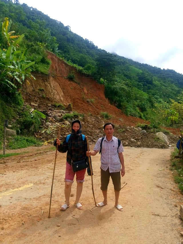 Xúc động hình ảnh giáo viên vượt hiểm nguy đến trường cho kịp lễ khai giảng - 6 Xúc động hình ảnh giáo viên vượt hiểm nguy đến trường cho kịp lễ khai giảng - 6