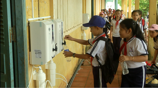 Giải bài toán khó nước sạch học đường tại Bến Tre - 3 Các em học sinh nô nức lấy nước uống sạch
