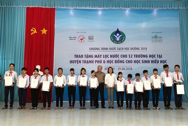 Giải bài toán khó nước sạch học đường tại Bến Tre - 4 Các em học sinh vui mừng nhận học bổng trước thềm năm học mới