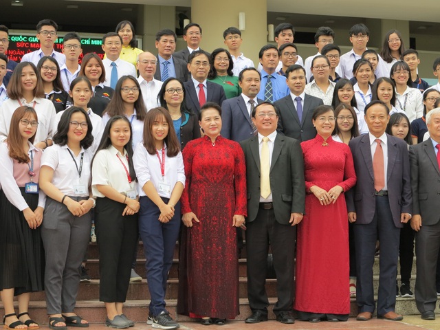 Chủ tịch Nguyễn Thị Kim Ngân chụp ảnh lưu niệm với thầy trò ĐH Quốc gia TPHCM.