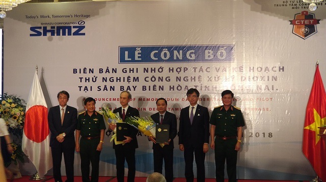 Sử dụng công nghệ tẩy rửa đất để thử nghiệm xử lý dioxin tại sân bay Biên Hòa - 1
Quang cảnh buổi ký kết biên bản ghi nhớ hợp tác và kế hoạch thử nghiệm công nghệ xử lý dioxin tại sân bay Biên Hòa.