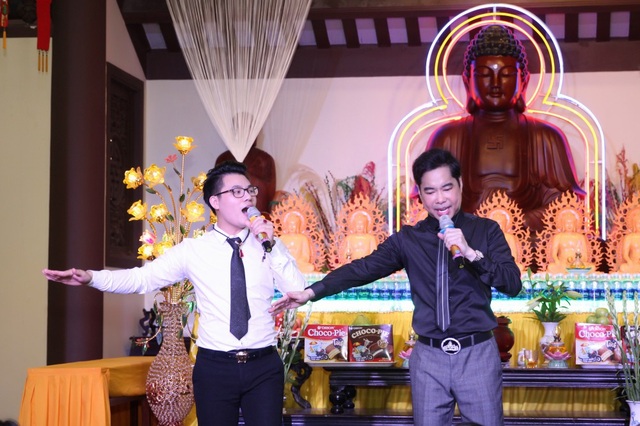 Ngọc Sơn làm lễ nhận Quán quân Thần tượng Bolero làm con nuôi tại chùa - 4 Cả hai biểu diễn phục vụ Tăng, Ni, Phật tử tại chùa Giác Lâm.