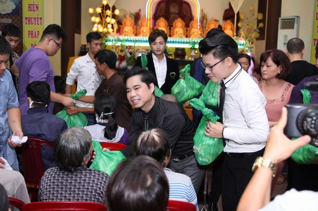 Ngọc Sơn làm lễ nhận Quán quân Thần tượng Bolero làm con nuôi tại chùa - 5 Ngọc Sơn làm lễ nhận Quán quân Thần tượng Bolero làm con nuôi tại chùa - 5