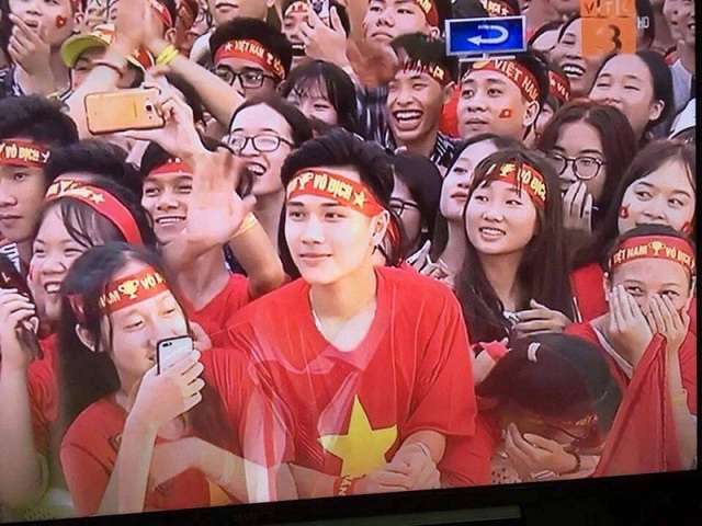 “Hot boy” trên sân Mỹ Đình được dân mạng rần rần tìm kiếm - 2 “Hot boy” trên sân Mỹ Đình được dân mạng rần rần tìm kiếm - 2