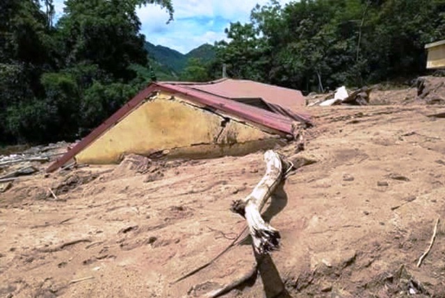 Trường học vùng lũ ngổn ngang trước ngày khai giảng năm học mới - 3 Trường Tiểu học Trung Lý 2 bị bùn đất nhấn chìm