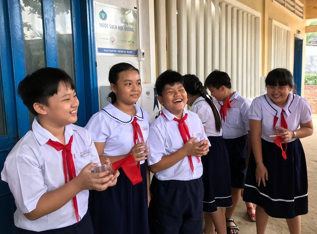 Giải bài toán khó nước sạch học đường tại Bến Tre - 1 “Nước sạch học đường” mang niềm vui lớn đến khoảng 20.000 học sinh và giáo viên tại huyện Thạnh Phú, tỉnh Bến Tre