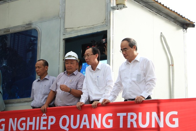Ngừng vận hành máy bơm “siêu khủng” vì hết kinh phí - 2 Bí thư Thành ủy TPHCM Nguyễn Thiện Nhân (ngoài cùng bên phải) trong một lần đi thị sát máy bơm chống ngập cho đường Nguyễn Hữu Cảnh