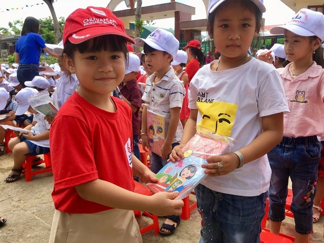 Quảng Bình: Những món quà ý nghĩa đến học sinh nghèo trước thềm khai giảng - 2 Các em học sinh Trường Tiểu học Chu Văn An tặng quà cho các bạn tại Trường Tiểu học Đại Phong