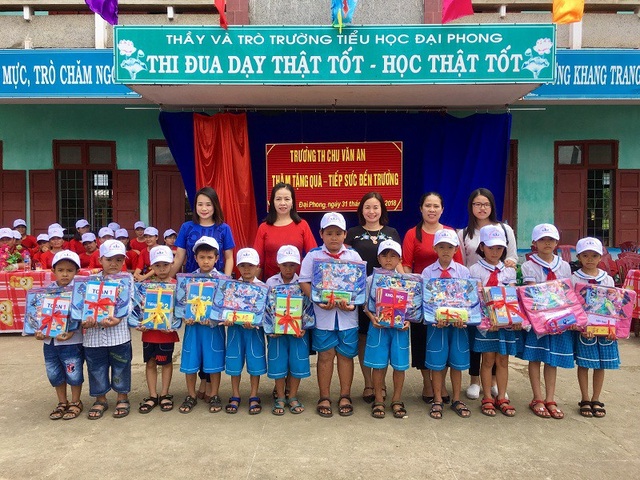 Quảng Bình: Những món quà ý nghĩa đến học sinh nghèo trước thềm khai giảng - 1 Nhiều phần quà ý nghĩa đến với học sinh Trường Tiểu học Đại Phong trước thềm khai giảng năm học mới