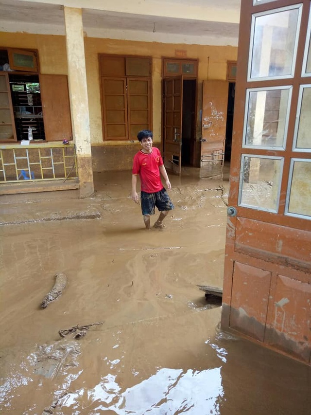 “Chúng tôi khai giảng lấy ngày, sau đó vẫn phải nghỉ học để khắc phục hậu quả lũ lụt” - 14
Đâu đâu cũng dính đầy bùn đất