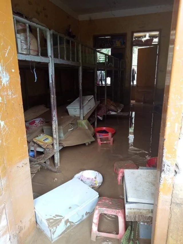 “Chúng tôi khai giảng lấy ngày, sau đó vẫn phải nghỉ học để khắc phục hậu quả lũ lụt” - 3
Cảnh ngổn ngang ở khu nội trú của học sinh Trường PTDTBT THCS Tà Hộc. Sau khai giảng, các em học sinh vẫn tạm thời nghỉ học vì chưa bố trí được nơi ăn chốn ở