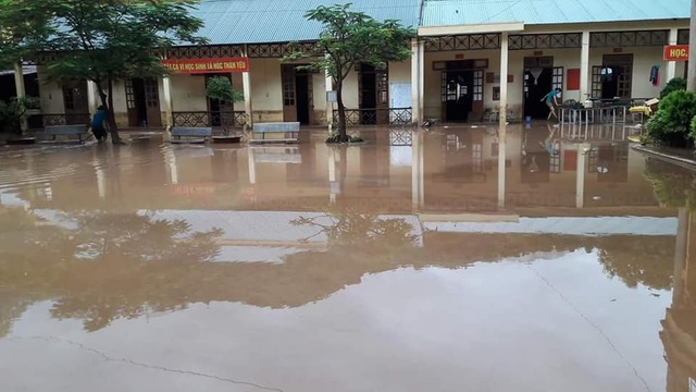 Rớt nước mắt với bát mì tôm ăn vội của giáo viên miền núi sau lễ khai giảng - 7
Khi cách đó ít tiếng sân trường vẫn mênh mông bùn đất