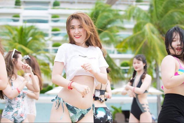 “Bạn gái tin đồn” của Bùi Tiến Dũng gây ấn tượng bởi ngoại hình cuốn hút và nóng bỏng.