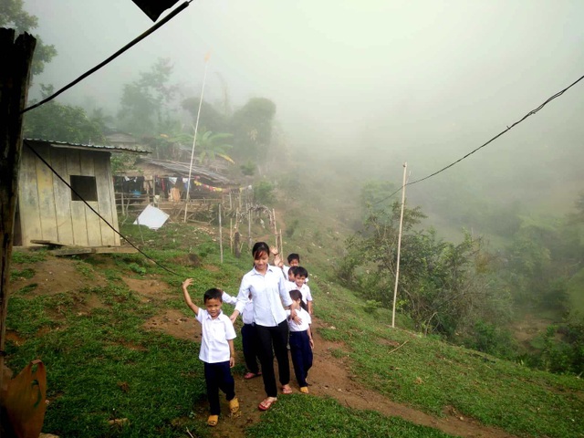 Cảm động Lễ khai giảng của học sinh đồng bào Cadong - 1 Các cô dẫn các cháu đến khai giảng từ sáng sớm khi sương chưa tan