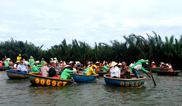 Hội An: Chấn chỉnh tình trạng bát nháo ở Khu du lịch sinh thái rừng dừa Bảy Mẫu - 1 Du khách đến Khu du lịch rừng dừa Bảy Mẫu rất đông, nhất là vào dịp lễ, tết, ngày cuối tuần