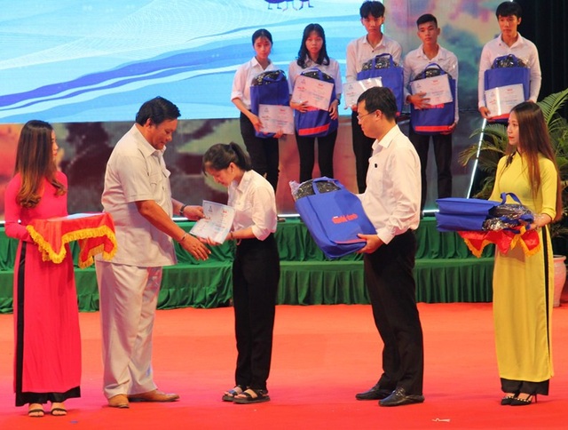 Bình Định: Trao 118 suất học bổng đến tân sinh viên nghèo vượt khó - 1
Phó Bí thư Thường trực Tỉnh ủy Bình Định Lê Kim Toàn (thứ hai, bên trái) trao học bổng đến các tân sinh viên nghèo học giỏi.