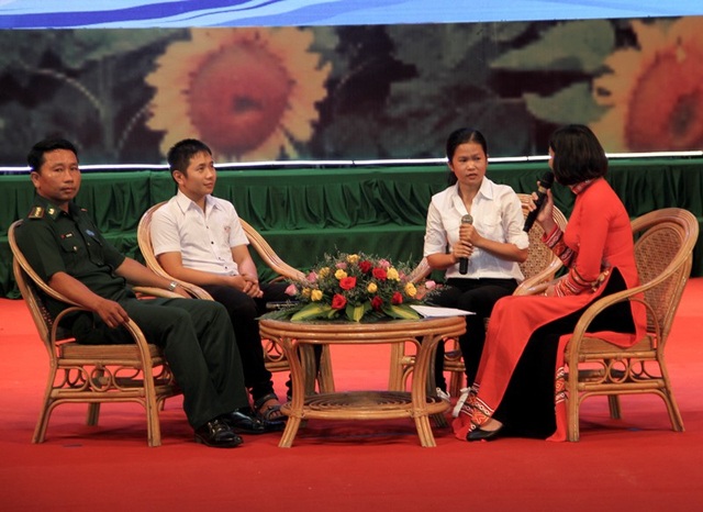 Bình Định: Trao 118 suất học bổng đến tân sinh viên nghèo vượt khó - 2
Phần giao lưu với 2 tân sinh viên có hoàn cảnh đặc biệt khó khăn khiến ai cũng xót thương và ngưỡng mộ nghị lực của các em.