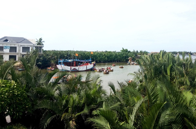 Hội An: Chấn chỉnh tình trạng bát nháo ở Khu du lịch sinh thái rừng dừa Bảy Mẫu - 4 Thuyền lớn chở du khách vào rừng dừa, kéo theo là một loạt thuyền thúng vào chở khách tham quan, mở nhạc lớn ảnh hưởng đến những người dân xung quanh; đặc biệt là những người thích không gian yên tĩnh