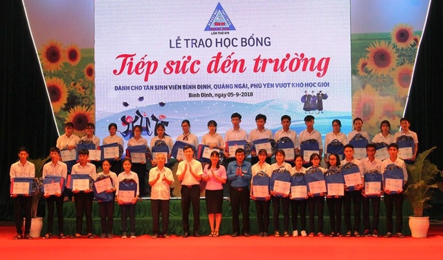 Bình Định: Trao 118 suất học bổng đến tân sinh viên nghèo vượt khó - 3 Mỗi tân sinh viên nhận học bổng “Tiếp sức đến trường” là một câu chuyện về nghị lực vượt khó để vươn đến đỉnh cao của trí thức và lòng hiếu thảo đối với cha mẹ…