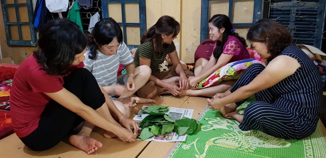Rớt nước mắt với bát mì tôm ăn vội của giáo viên miền núi sau lễ khai giảng - 13
Họ chia nhau cả những lá trầu khô