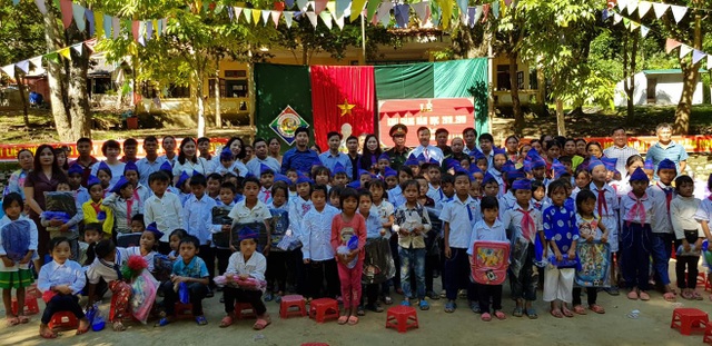 Niềm vui ngày khai giảng ở ngôi trường khó khăn bậc nhất cả nước - 9 Để động viên và hỗ trợ nhà trường, đoàn công tác đã hỗ trợ xây 1 nhà công vụ cho GV với số tiền 500 triệu đồng cùng sách vở, dép, áo cho các em học sinh. Ngoài trường TH Mường Ải.