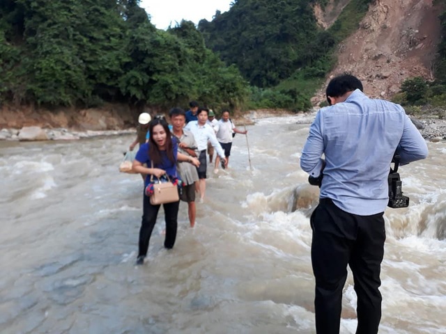 Niềm vui ngày khai giảng ở ngôi trường khó khăn bậc nhất cả nước - 2
Sáng nay 5/9, các giáo viên và đoàn công tác vào Trường Tiểu học Mường Ải khai giảng phải lội suối để đến trường.