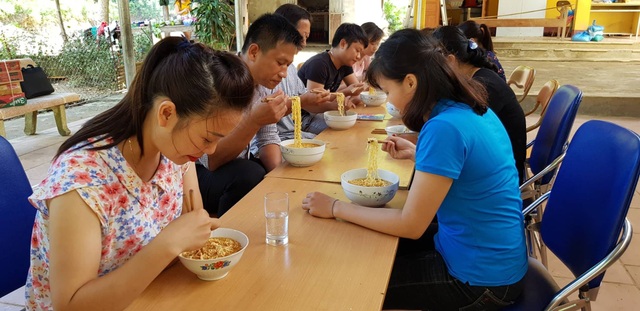 Rớt nước mắt với bát mì tôm ăn vội của giáo viên miền núi sau lễ khai giảng - 9
Sau lễ khai giảng, các thầy cô giáo chia nhau bát mì tôm ăn vội buổi trưa. Thầy cô giáo tiếp tục ở lại quét dọn vệ sinh, còn học sinh thì được nghỉ học về nhà, khi nào ổn định nơi ăn chốn ở mới quay trở lại học tập