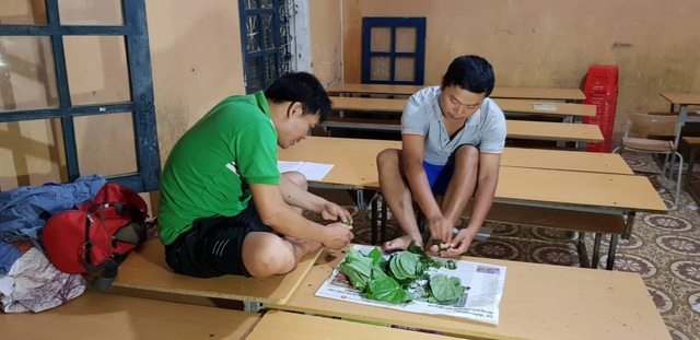 Rớt nước mắt với bát mì tôm ăn vội của giáo viên miền núi sau lễ khai giảng - 14
Lá trầu khô để sát trùng, vệ sinh các kẽ tay, ngón chân do lội trong bùn đất suốt nhiều ngày qua gây nhiễm trùng da