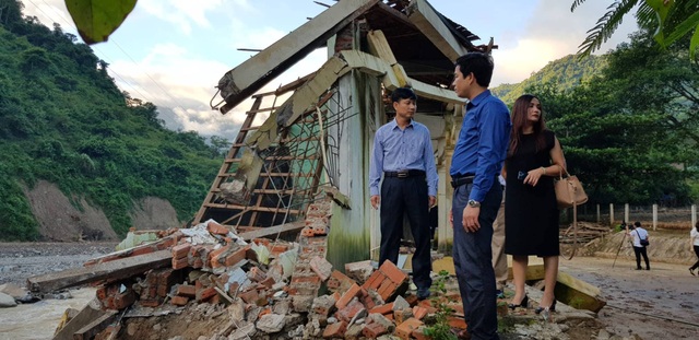 Niềm vui ngày khai giảng ở ngôi trường khó khăn bậc nhất cả nước - 4 Đoàn công tác thăm ngôi trường bị lũ đánh sập vừa qua.