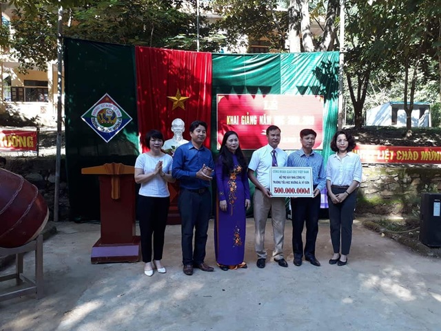Niềm vui ngày khai giảng ở ngôi trường khó khăn bậc nhất cả nước - 5
Để động viên và hỗ trợ nhà trường, đoàn công tác đã hỗ trợ xây 1 nhà công vụ cho GV với số tiền 500 triệu đồng cùng sách vở, dép, áo cho các em học sinh. Ngoài trường TH Mường Ải, đoàn sẽ đến thăm và tặng quà cho cho cô và trò trường Mầm non Mường Ải....