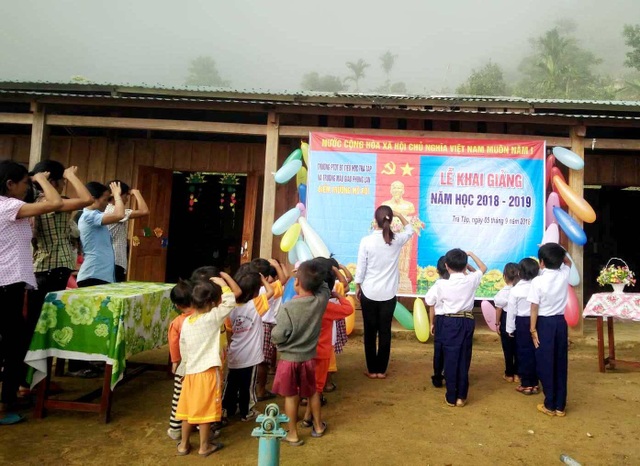 Cảm động Lễ khai giảng của học sinh đồng bào Cadong - 5 Cô trò cùng chào cờ đón chào năm học mới