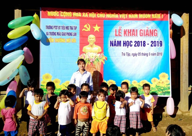 Cảm động Lễ khai giảng của học sinh đồng bào Cadong - 7 Cô giáo chụp hình lưu niệm với các em học sinh