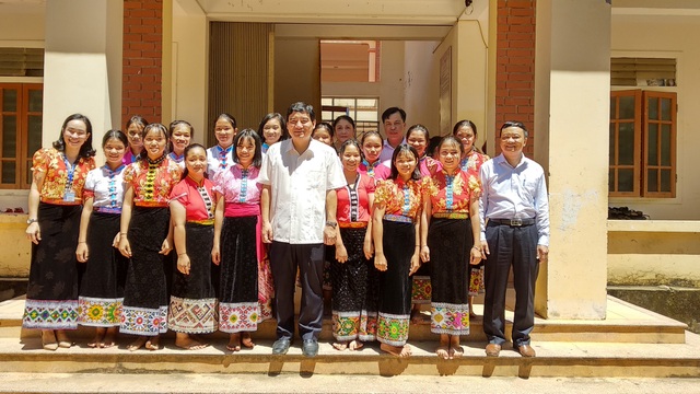 “Không chạy đua thành tích, hãy đảm bảo chế độ cho học sinh” - 4 Ông Nguyễn Đắc Vinh chụp ảnh kỷ niệm với các thầy cô giáo và các em học sinh Trường PTDTNT THCS Tương Dương.