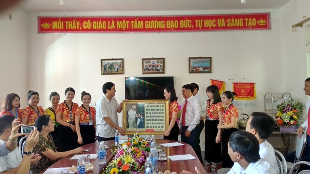 “Không chạy đua thành tích, hãy đảm bảo chế độ cho học sinh” - 2 Bí thư Tỉnh ủy Nguyễn Đắc Vinh trao tặng tranh và hoa chúc mừng năm học mới cho thầy và trò Trường PTDTNT THCS Tương Dương.