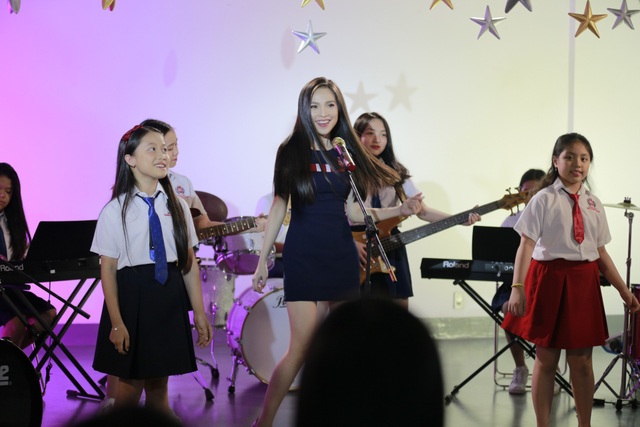 Hiền Thục tung hit mừng năm học mới - 3 Hiền Thục cùng các em học sinh SNA trong MV mới (Nguồn: Ảnh cắt từ MV Mỗi ngày học mỗi ngày vui)