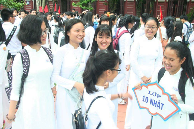 Chủ tịch tỉnh Thừa Thiên Huế vận động nữ sinh các trường đại học, THPT mặc áo dài - 2 Chủ tịch tỉnh Thừa Thiên Huế vận động nữ sinh các trường đại học, THPT mặc áo dài - 2